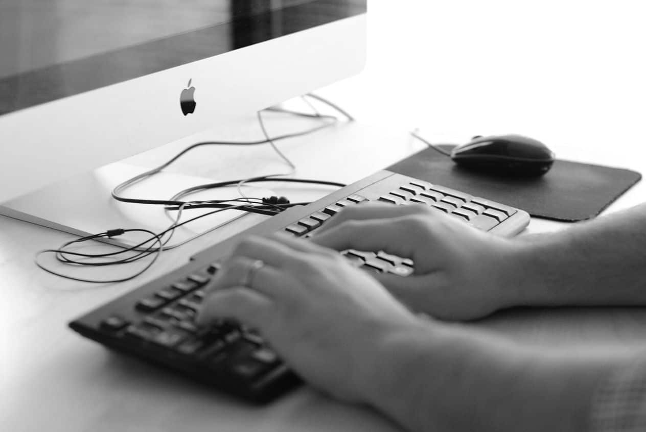 Jak radzić sobie z napadami paniki w pracy — praktyczne techniki oddechowe i psychologiczne